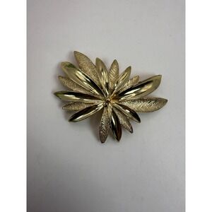 Vintage Sarah Coventry Gold Tone Floral Brooch – Textured Petal Starburst Pin